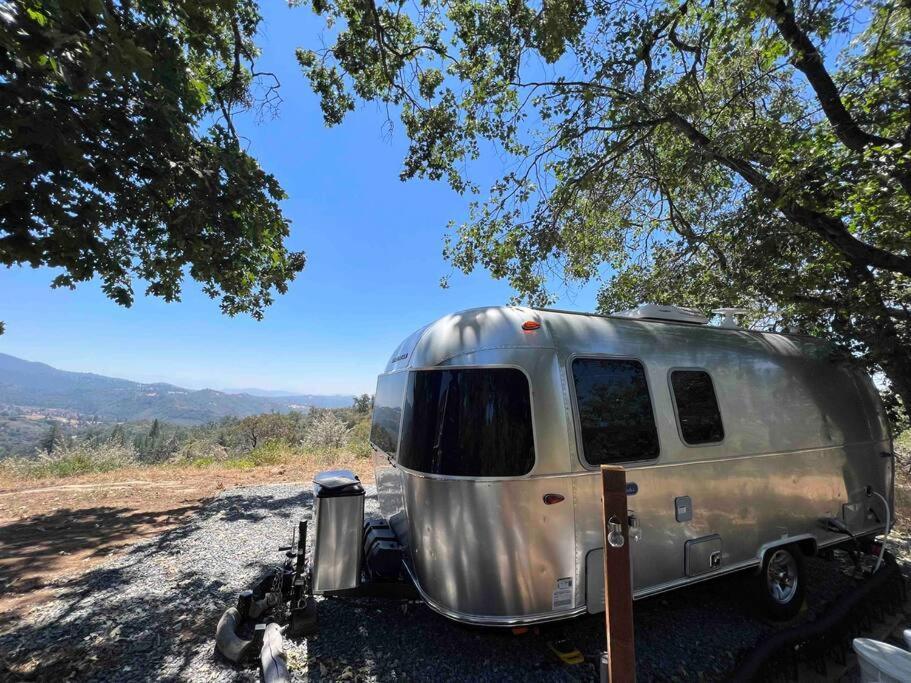 Modern Airstream With Amazing View - 10 To 15 Minutes From Kings Canyon National Park Dunlap ภายนอก รูปภาพ